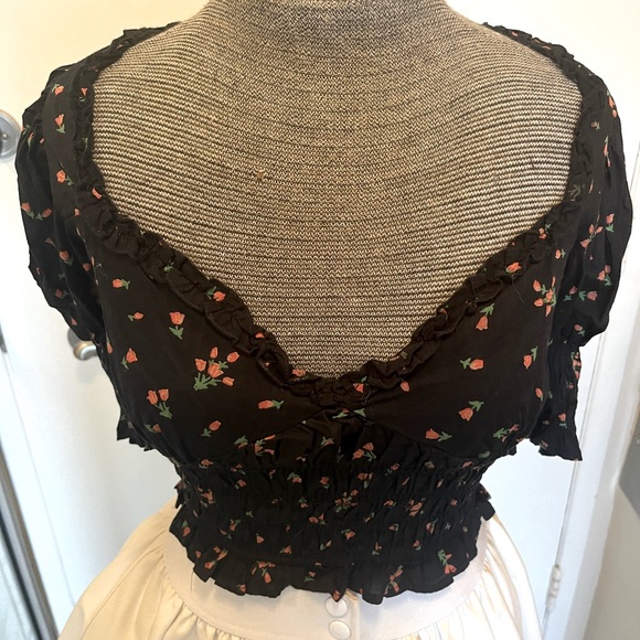 Cute country style cropped top with half sleeves - Picture 2 of 9